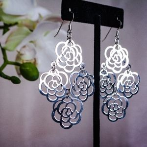 🥰 Cut Out Rose Drop Earrings